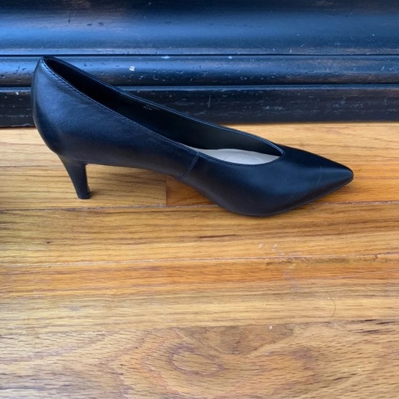 Black Tahari Heels - Picture 4 of 5